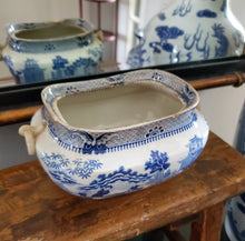 Load image into Gallery viewer, Blue and White Chinoiserie Pot