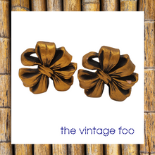 Load image into Gallery viewer, Gold Bow Bookends
